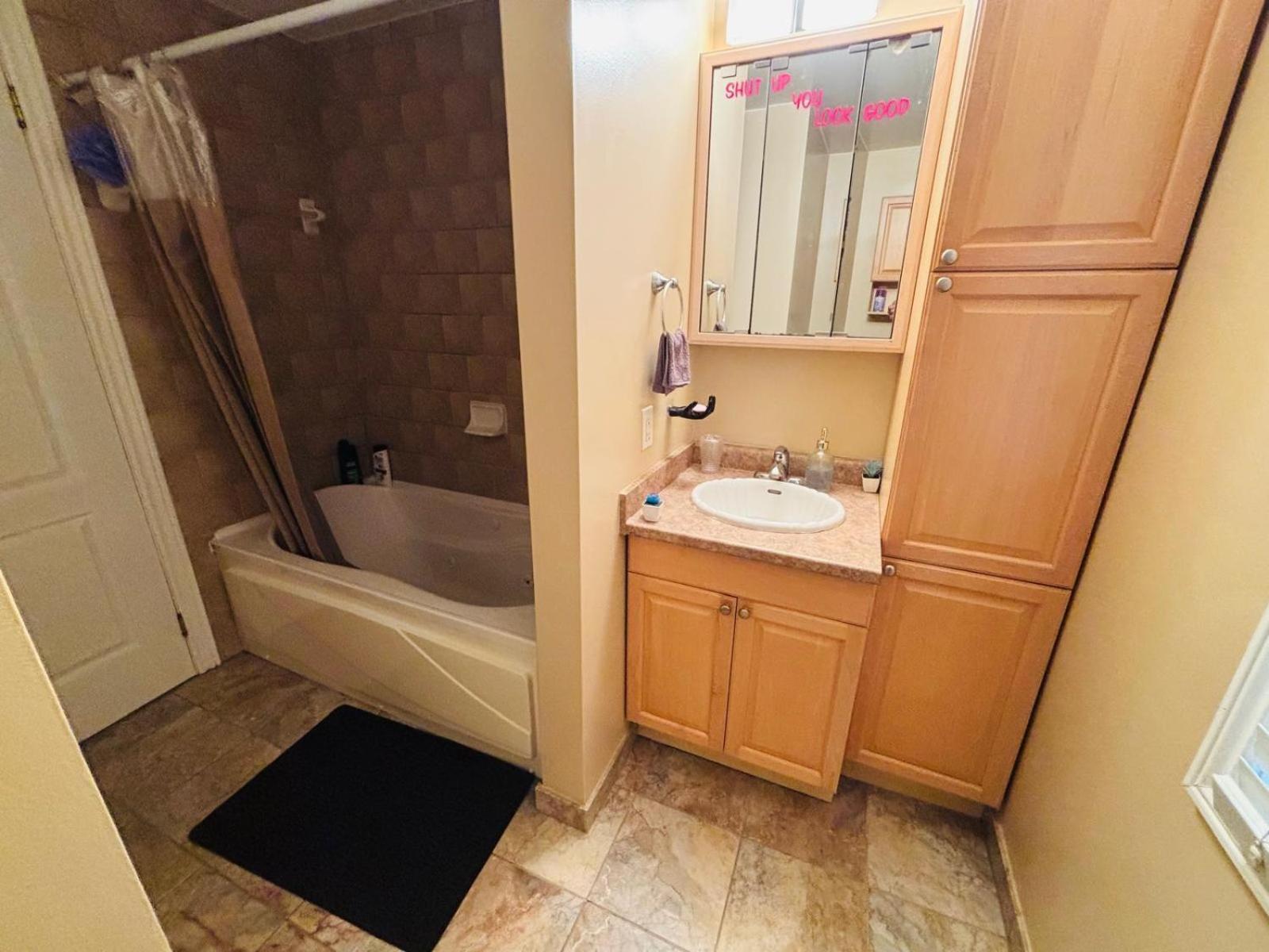Square One Mississauga Suite- Attached Bathroom, Walking Transit & Plaza Exteriör bild